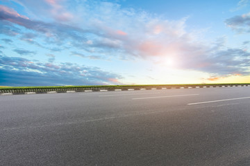 高速公路和天空云彩