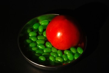 西红柿与绿色糖果