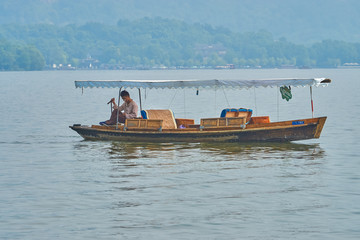 湖中木船