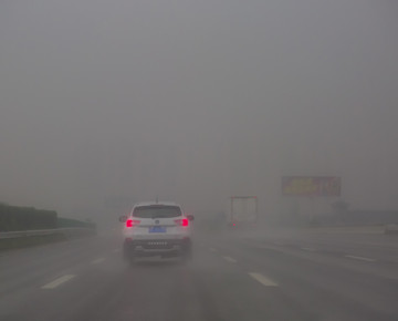 雨雾高速公路