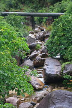 山间溪流石头