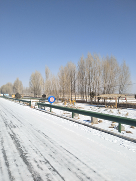 雪后公路