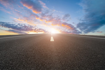 天空云彩和道路交通