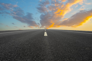 城市道路和天空云彩