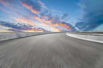 天空云彩和高速公路