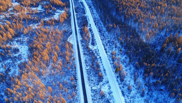 穿越冰雪森林的铁路公路