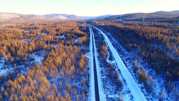 穿越冰雪森林的铁路公路