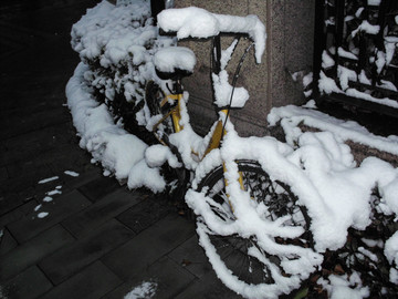 雪天的自行车