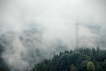 山顶的浓雾