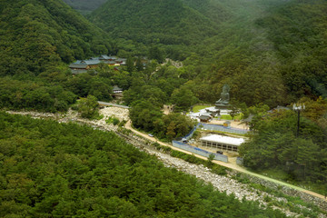 韩国雪岳山新兴寺及统一大佛俯瞰