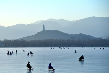 颐和园昆明湖上溜冰玩耍的人们