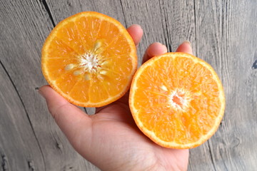 手拿柑橘