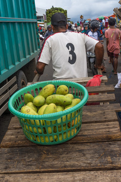 印尼小贩在菜市场拉板车卖芒果