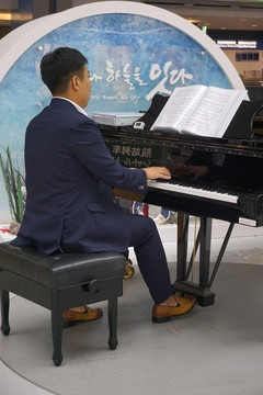 弹钢琴的男性演奏者