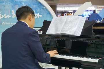 弹钢琴的男性演奏者