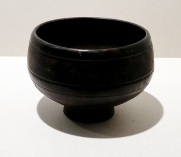 磨光压划纹黑陶陶碗