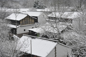 层层叠叠的屋顶覆盖着积雪