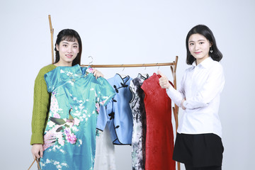 女子在商店购买衣服图片大全