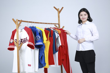 女子在商店购买衣服高清大图