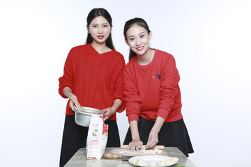 女孩包饺子图片大全