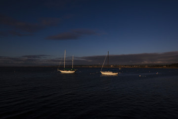 美国加州夕阳里的帆船和大海