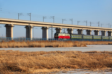 高架桥绿皮火车