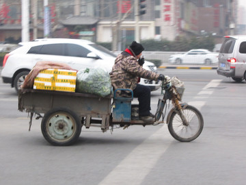 骑三轮车的人