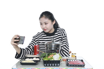 女孩吃火锅摄影图片