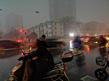 都市雨雾夜景