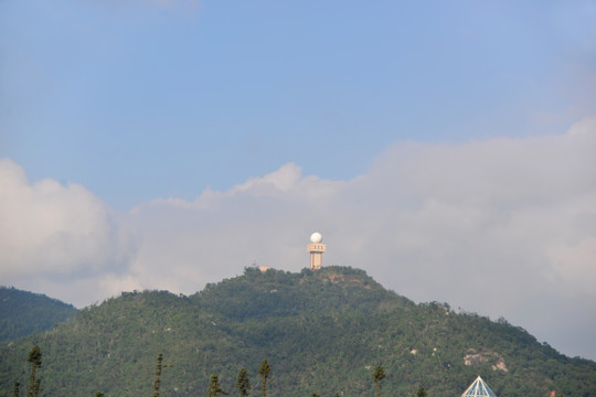 珠海金湾机场远处山峰上的信号塔