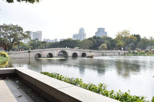 公园湖景