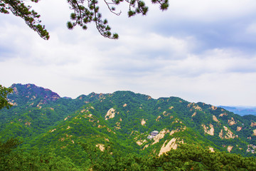 千山龙泉寺景区全景与群山峰白云