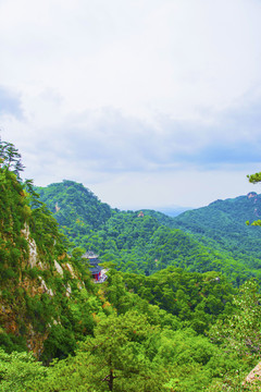 千山大佛寺弥勒宝殿与山峰俯视图