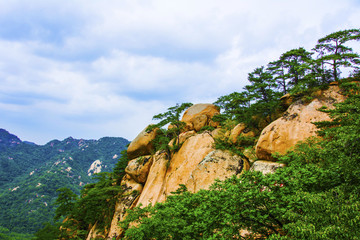 千山天成弥勒大佛山峰与群山白云