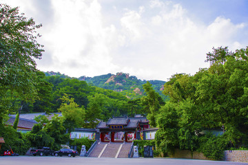 千山财神庙正门门楼与漫天白云