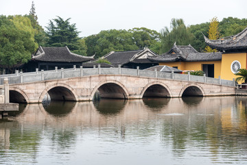 苏州全福讲寺的孔桥与庙宇