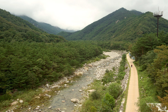 韩国雪岳山溪流和山峰