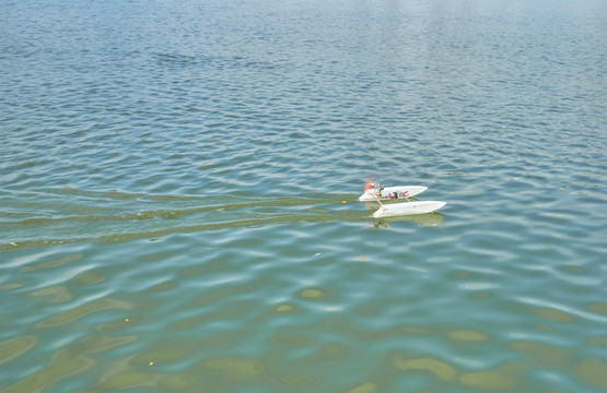 湖中飞行的无人船