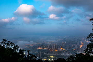 浓雾中的福州市