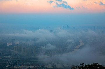 浓雾中的福州市