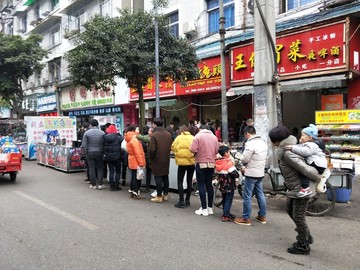 排队购买美食