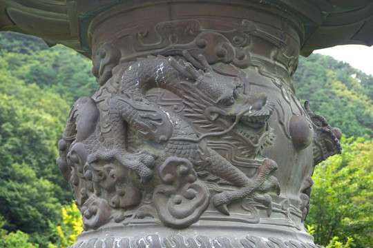 韩国雪岳山新兴寺香炉底座雕塑