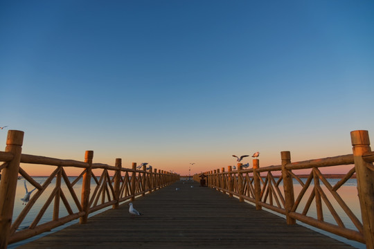 居延海日出廊桥