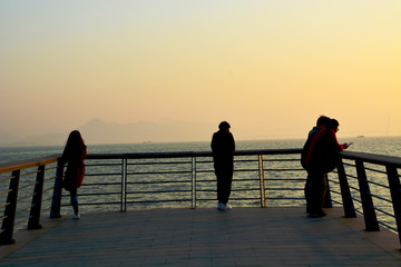 海边看夕阳的人们