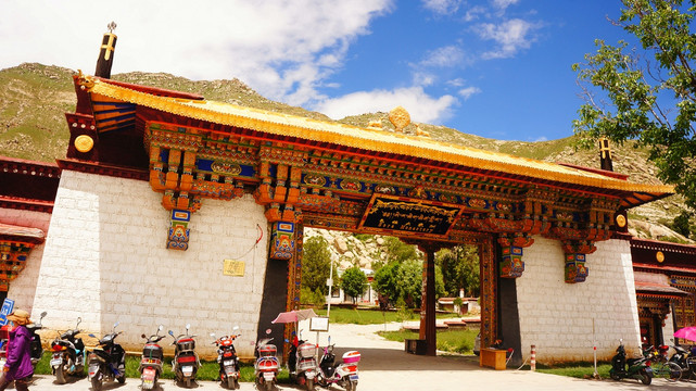 西藏拉萨色拉寺大门