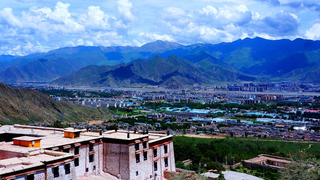 西藏拉萨哲蚌寺俯瞰拉萨市区