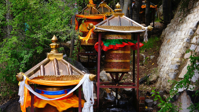 西藏拉萨哲蚌寺水力转经筒