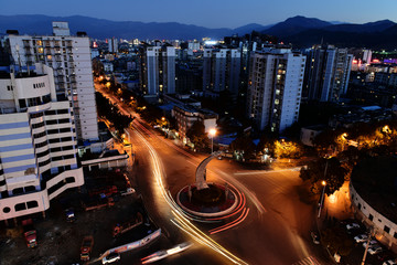 西昌长安街飞天塑像车轨夜景