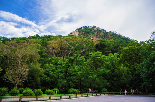 千山财神庙景区山林山峰与彩云