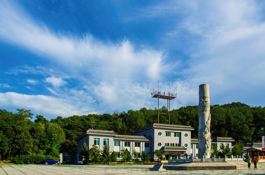 千山旅游公司办公楼与千华宝杵